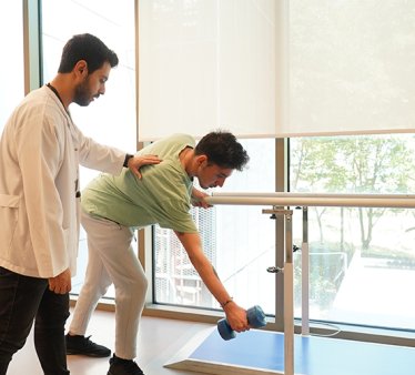 Donuk Omuz Nedi̇r ? Tedavi̇si̇ Nelerdi̇r ?